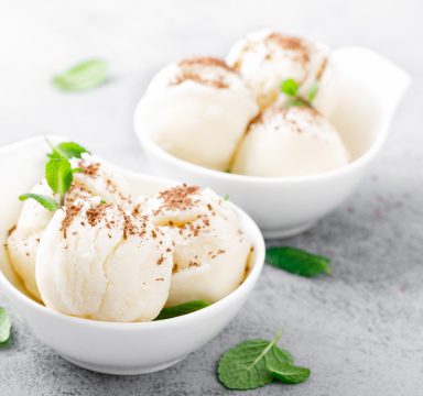 Plantaardig ijs: Vanilla ice cream with grated chocolate and mint